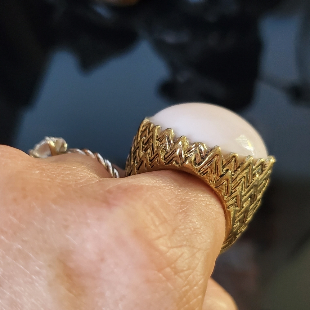 Pretty Goldtone Zigzag Pattern Statement Ring Pal… - image 8